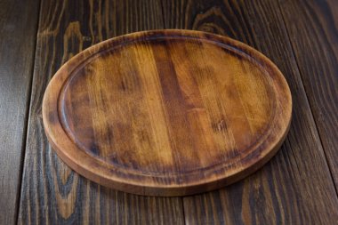 Arkaplan olarak ahşap masa üzerinde mutfak tahtası.