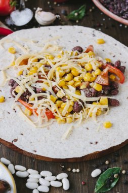 Sebze, fasulye ve peynirli tortilla ekmeği üzerinde-vejetaryen Meksika salatası tacos.