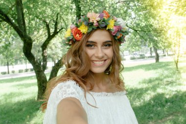 Güzel kız selfie park yapma