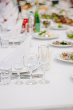 Yemek büfesinde yemek servisi.