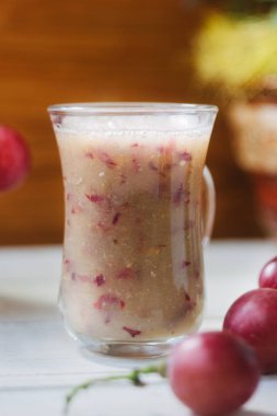 Beyaz masa üzerinde üzüm güler yüzlü.