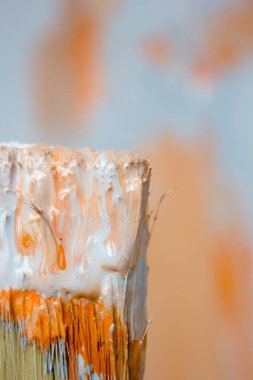 Yenileme ve yaratım olarak turuncu ve beyaz boya ile fırçala