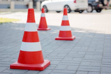 Turuncu yol koni