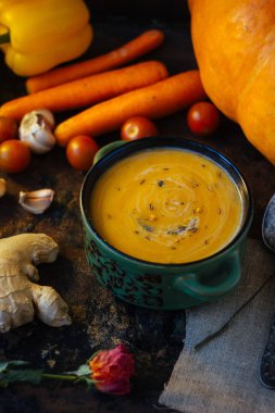 Zencefil kökü ile büyük sebze krem çorbası.