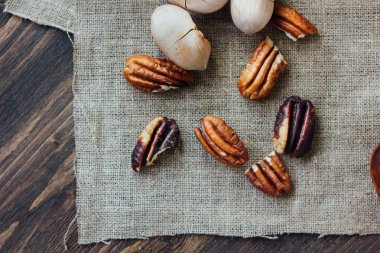 Pekan somun kumaş üzerine