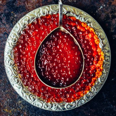 plaka üzerinde kırmızı havyar