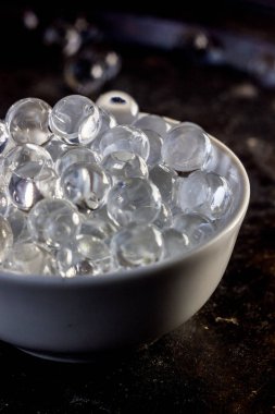 Beyaz kase hidrojel topları.