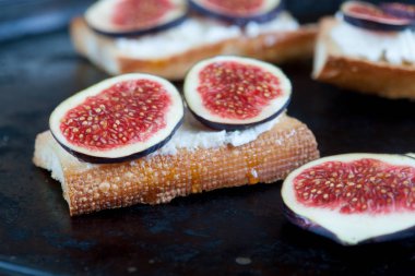 Bruschetta keçi peyniri ve incir ile