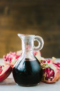 İçinde nar sosu olan cam kavanoz..