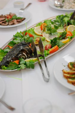 Yemek etkinliği sırasında masada büyük bir balık vardı. Yemek büfesi..