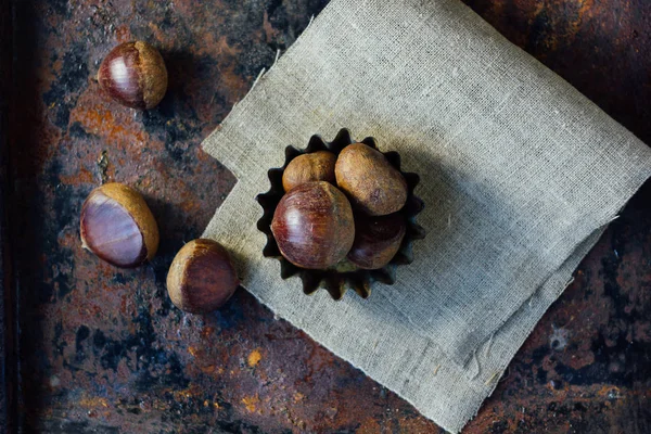 Castanhas sobre fundo rústico — Fotografia de Stock