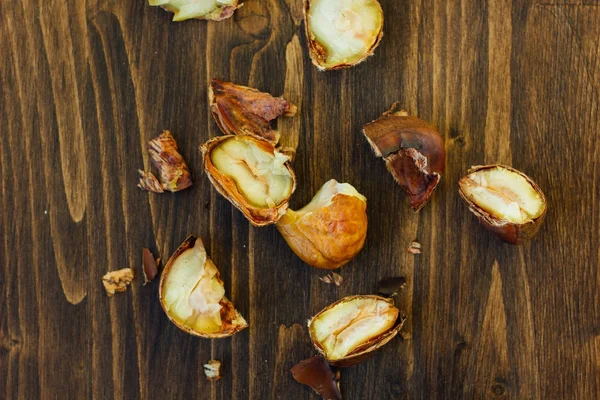 Castanhas descascadas na mesa — Fotografia de Stock