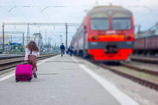 Menina vai treinar - viajar com saco na estação ferroviária. — Fotografia de Stock