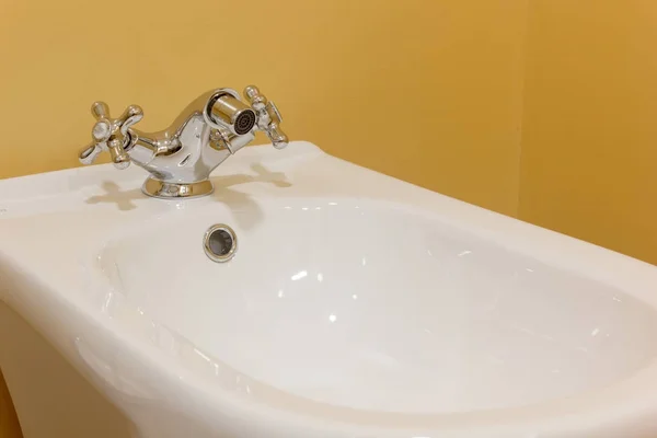 Misturador de bidé no banheiro moderno — Fotografia de Stock