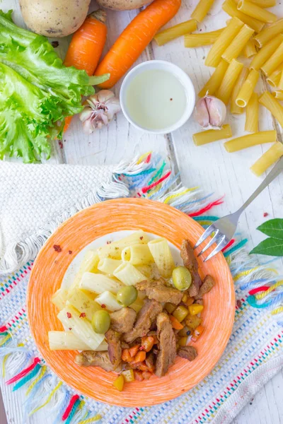 Nudeln mit Sojamehl. Sojabohnenfleisch mit italienischer Pasta. — Stockfoto