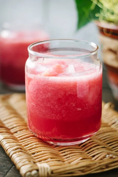 Semangka smoothie dalam gelas dengan irisan semangka — Stok Foto