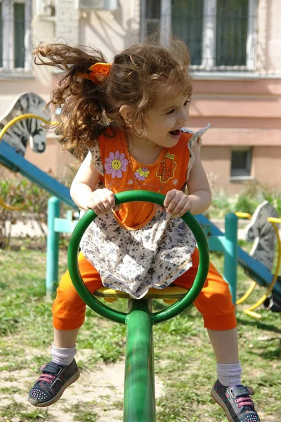 좀 화창한 봄 날에 놀이터에 재미 여자 아이 — 스톡 사진