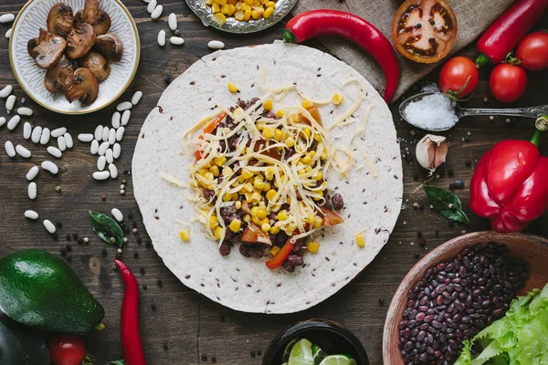 Grönsaker, bönor och ost över tortillabröd - vegetarisk mexikansk sallad tacos. — Stockfoto
