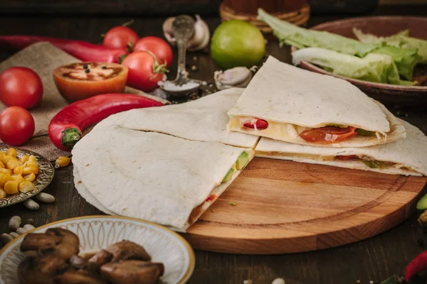 Trevlig vegetarisk quesadilla med tortillabröd, bönor, ost och grönsaker. — Stockfoto
