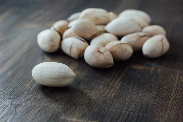 Pecannötter på bord — Stockfoto