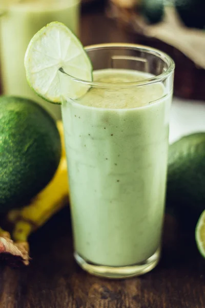 Авокадо и банановый коктейль - детоксикация и здоровый смузи — стоковое фото