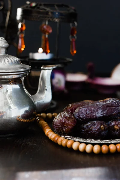 Fecha frutas en placa de metal en el mes de ramadán para la apertura de iftar . — Foto de Stock