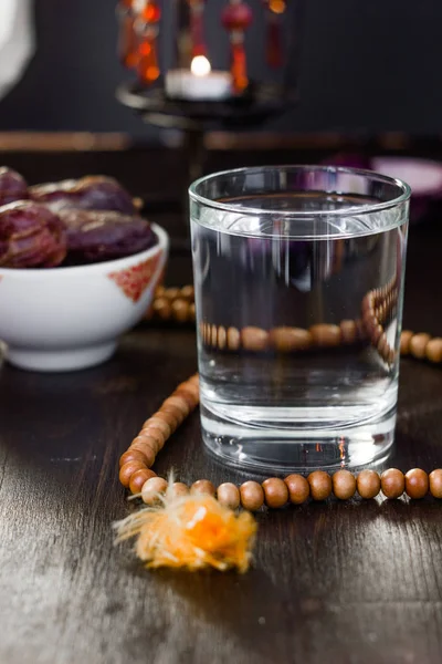 Glas water voor iftar opening op maand ramadan — Stockfoto