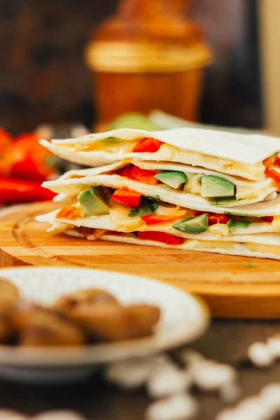 Trevlig vegetarisk quesadilla med tortillabröd, bönor, ost och grönsaker. — Stockfoto