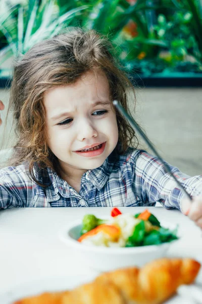Criança em um restaurante e comida saudável. — Fotografia de Stock