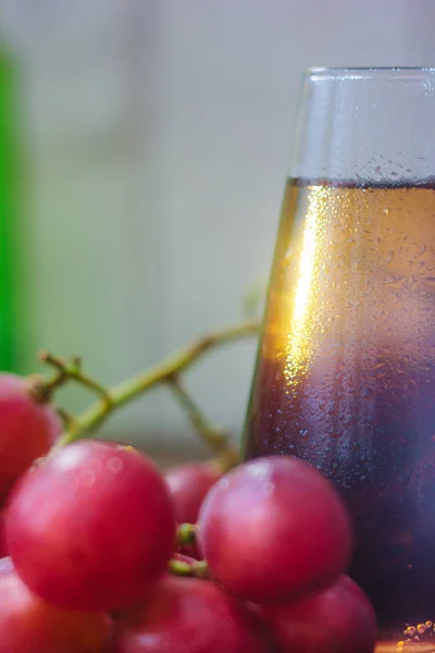 Виноградний сік у склянці — стокове фото