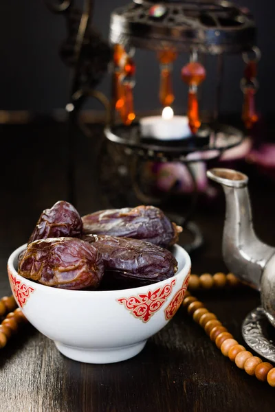 Ayuno de Ramadán - fechas para el iftar en un tazón sobre una mesa de madera . — Foto de Stock