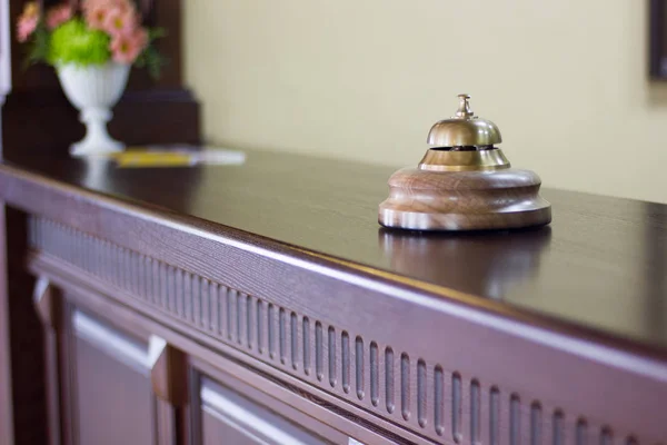 Campana de servicio en una recepción del hotel para alarma de conserje en el escritorio. — Foto de Stock