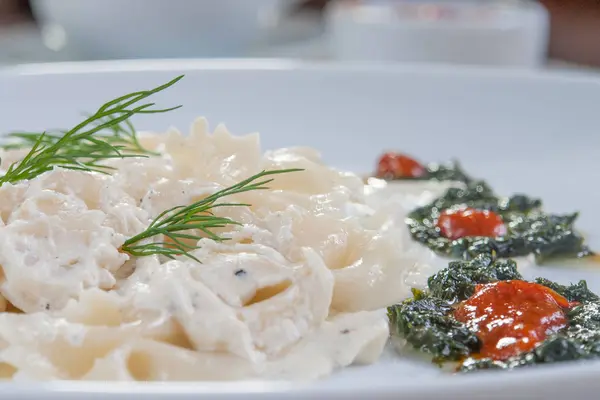 Фарфалле Паста - со сливочным соусом, песто и помидорами — стоковое фото