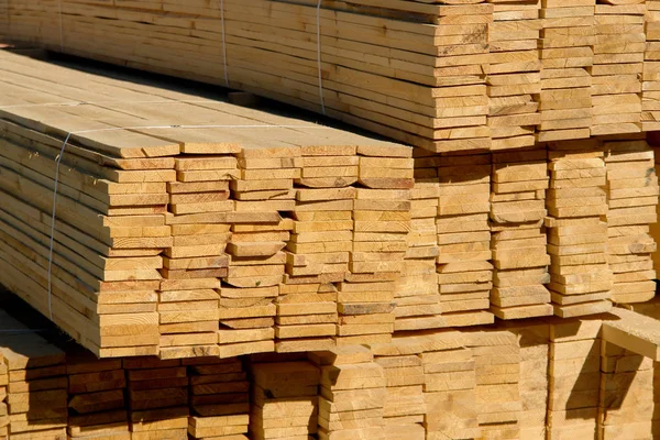 Träplankor på bangård, lager eller sågverk. — Stockfoto