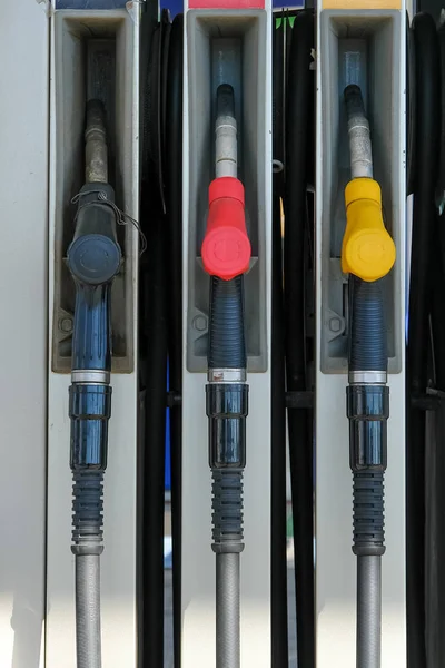 गॅस स्टेशनवर इंधन पंप. तीन इंधन तोंड . — स्टॉक फोटो, इमेज