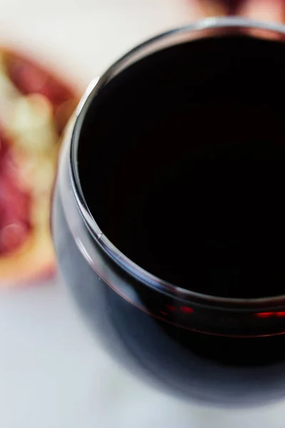 Delicioso jugo orgánico hecho de granada fresca. — Foto de Stock