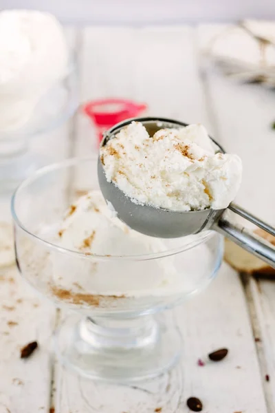 Sobremesa de verão deliciosa - sorvete de gengibre em branco — Fotografia de Stock