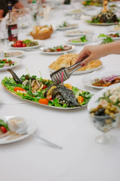 Şölen sırasında ellerinde maşayla balık tutuyorlardı..