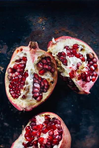 Nar aromalı meyve çeyrekliklerinin ve yarımların en üst görüntüsü.