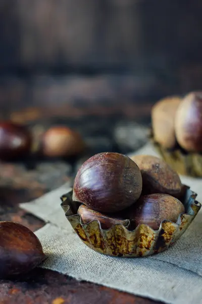 Castagne su sfondo rustico — Foto Stock