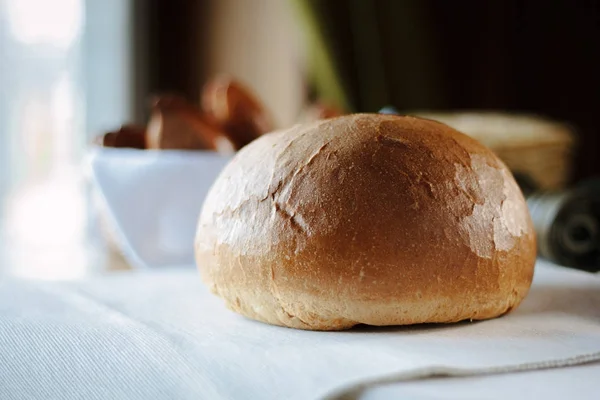 Pane fresco e caldo in tavola — Foto Stock