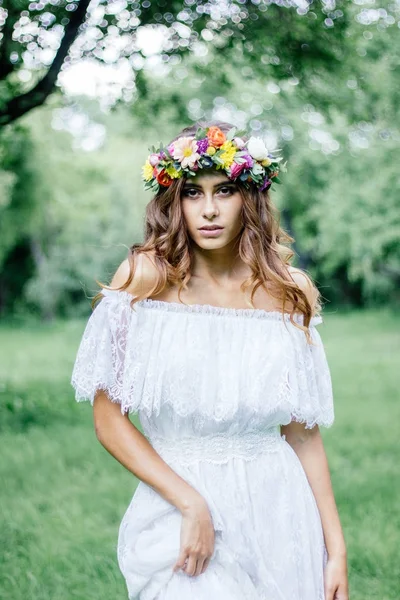 Bela noiva com flor grinalda em cabelos. — Fotografia de Stock