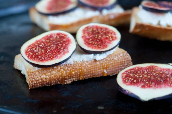 Bruschetta com queijo de cabra e figos — Fotografia de Stock