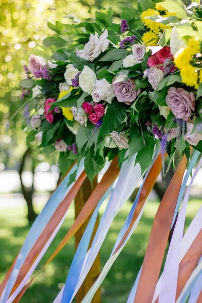 Крупним планом вид з квітів на весільну арку — стокове фото