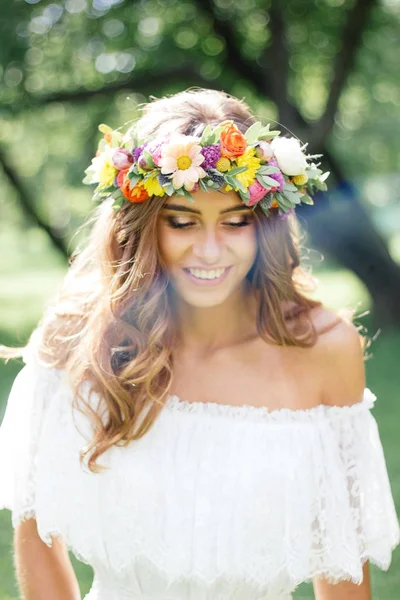 Estilo de cabelo do casamento - noiva com coroa de flores, evento nupcial. — Fotografia de Stock