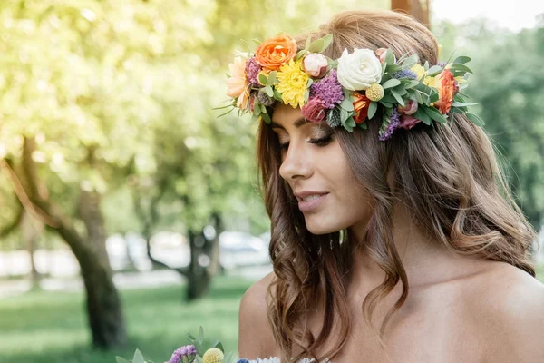 Estilo de cabelo do casamento - noiva com coroa de flores, evento nupcial. — Fotografia de Stock