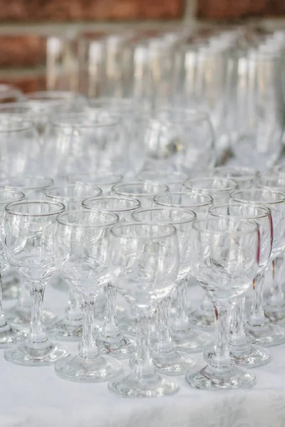 Masadaki yemek daveti için sıra sıra cam..