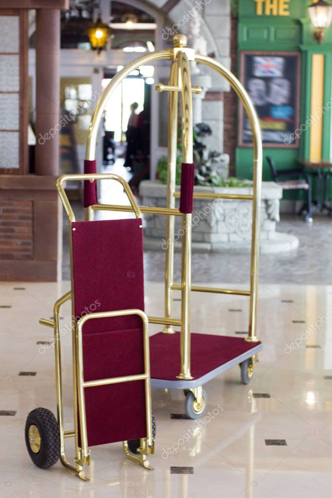 Carro de equipaje o carrito de hotel en un hotel de lujo en la zona del vestíbulo. 2023