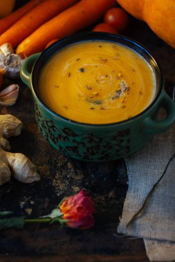 Siyah üzerine zencefil kökü sürülmüş harika havuç çorbası..