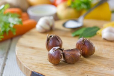 Sebze ile ahşap tahta üzerinde kavrulmuş kestane.